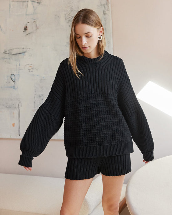 PILNATIS SHORT - BLACK